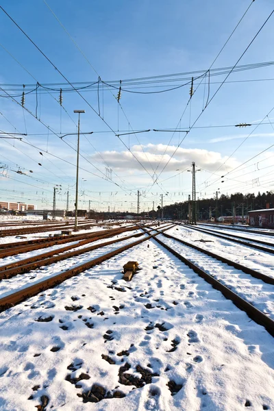 Szyny w zimie na stacji — Zdjęcie stockowe