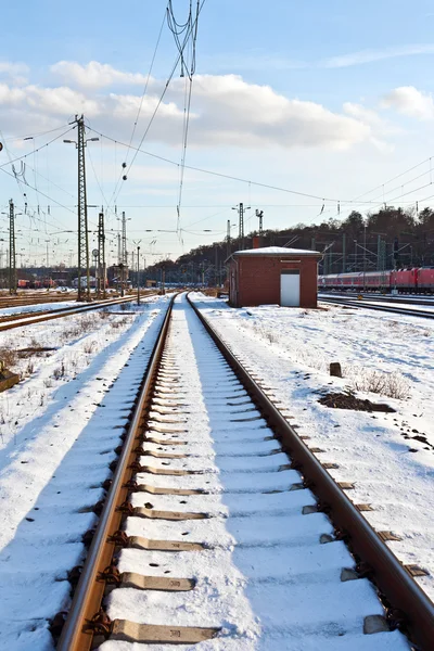Rails in de winter op het station — Stockfoto
