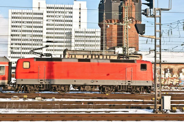 Piros vasúti mozgás az állomáson — Stock Fotó