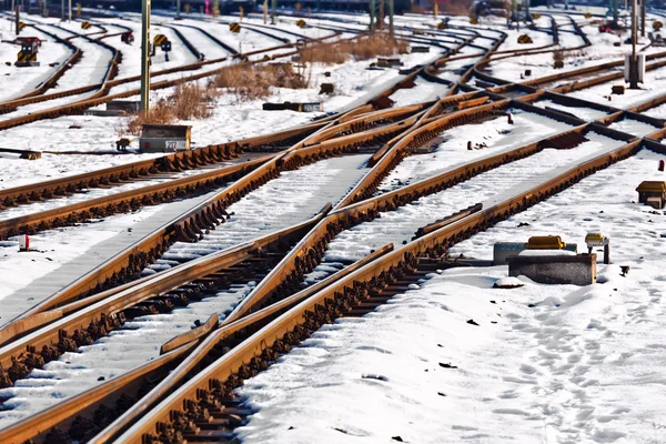 Rails i vinter på stationen — Stockfoto