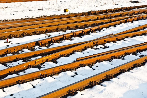 Рельсы зимой на станции — стоковое фото