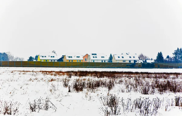 Поселення в зимовому пейзажі — стокове фото