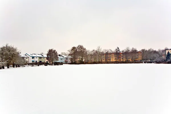 Assentamento na paisagem de inverno — Fotografia de Stock