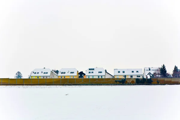 Поселение в зимнем пейзаже — стоковое фото
