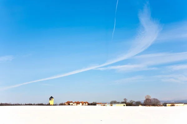 Prachtige landschap met watertoren en huisvesting gebied in de winter — Stockfoto