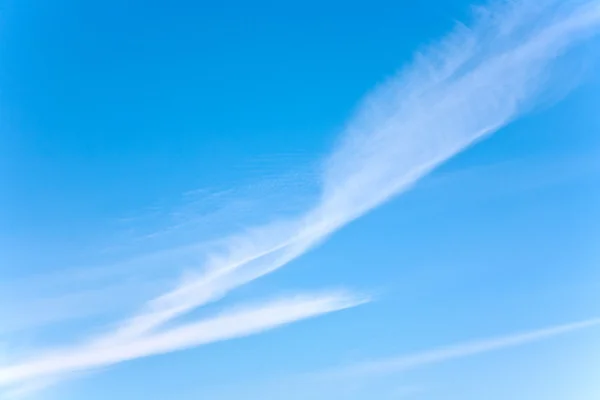 Mooie heldere blauwe hemel met sommige schilderachtige wolken — Stockfoto