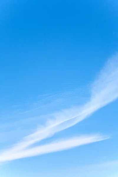 Красивое чистое голубое небо с небольшими живописными облаками — стоковое фото
