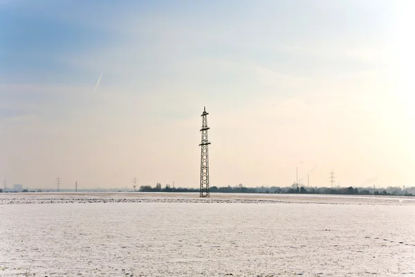 Prachtige landschap met elektrische toren — Stockfoto
