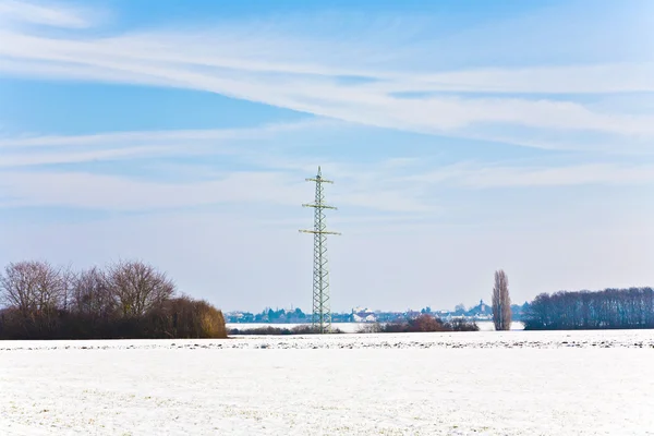 Vackert landskap med elektriska tower — Stockfoto