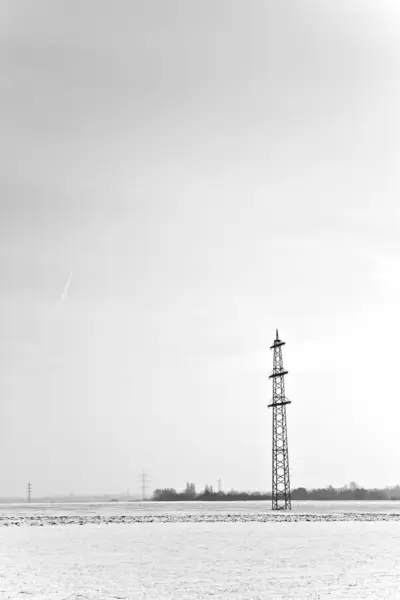 Wunderschöne Landschaft mit Stromturm — Stockfoto