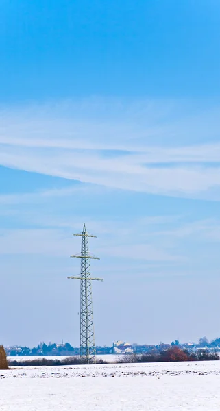 Красивый пейзаж с электрической башней — стоковое фото
