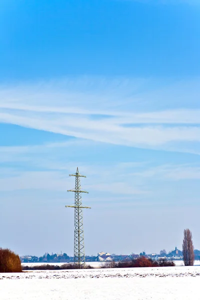 Wunderschöne Landschaft mit Stromturm — Stockfoto