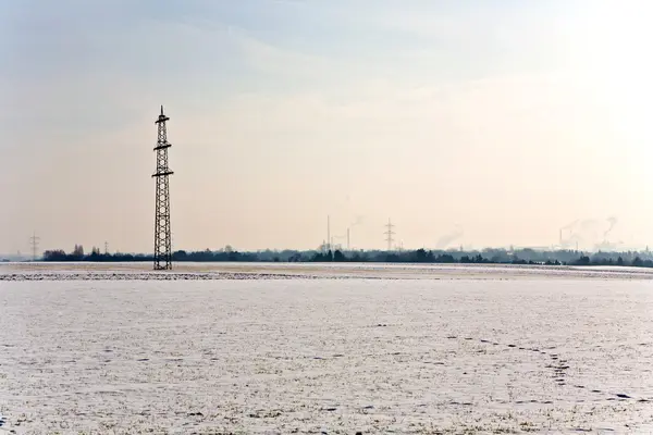 Hermoso paisaje con torre eléctrica — Foto de Stock