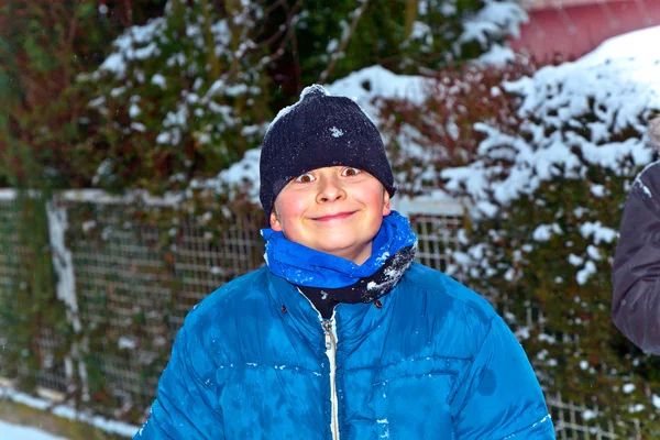 Chłopiec ma zabawy w pejzażu zimowym śniegu — Zdjęcie stockowe