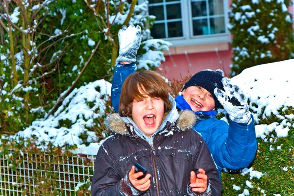 Мальчики веселятся в зимнем пейзаже в снегу — стоковое фото