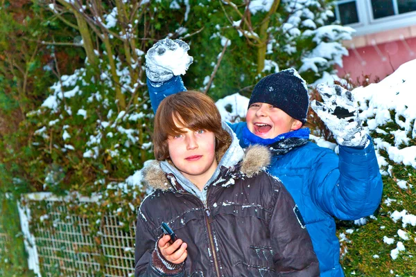 Fiú már szórakozás a téli táj havas — Stock Fotó