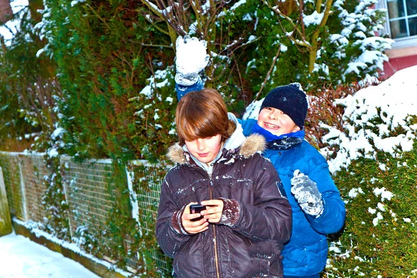 Fiú már szórakozás a téli táj havas — Stock Fotó