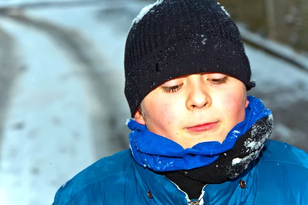Pojken har kul i vinterlandskapet i snö — Stockfoto