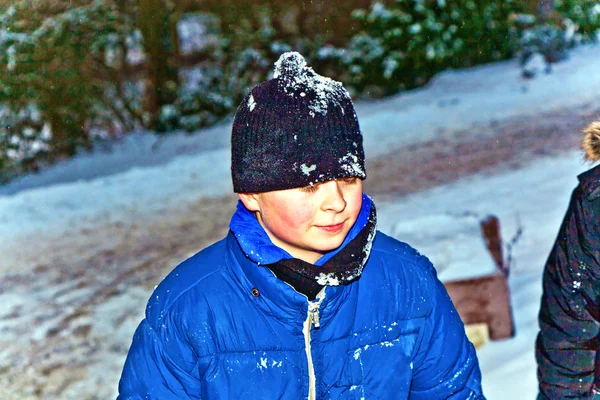Chlapec má zábavu v zimní krajině sněhu — Stock fotografie