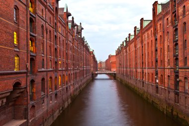 Geceleri Hamburg 'da Speicherstadt