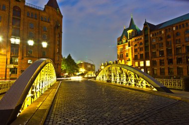 Geceleri Hamburg 'da Speicherstadt