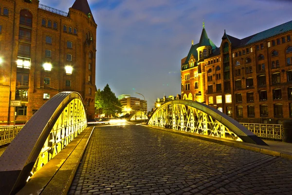 Speicherstadt v Hamburku v noci — Stock fotografie