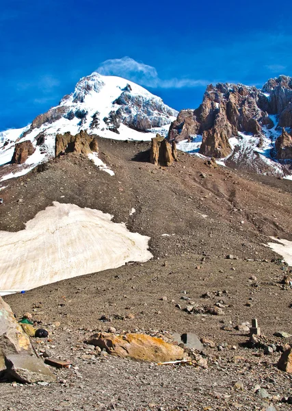Met het oog op kasbek, de heilige berg in de Kaukasus — Stockfoto