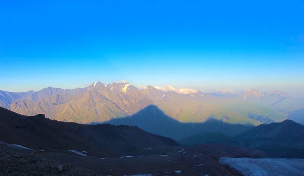Vista a Kasbek, la montaña sagrada en el Cáucaso — Foto de Stock