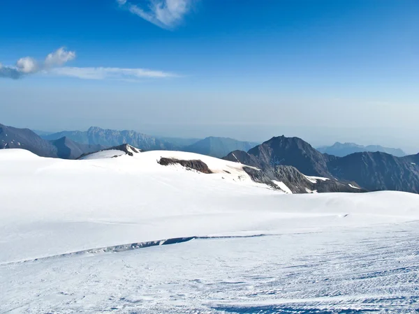 Вид на Касбек, священную гору на Кавказе — стоковое фото