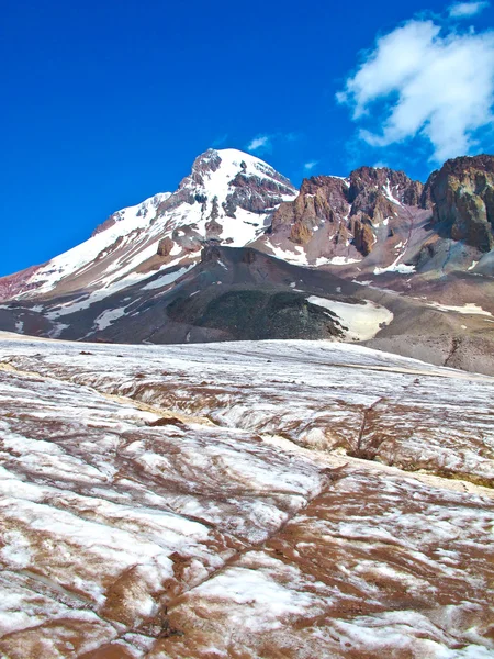 Nézd a kasbek, a Szent hegy a Kaukázusban — Stock Fotó