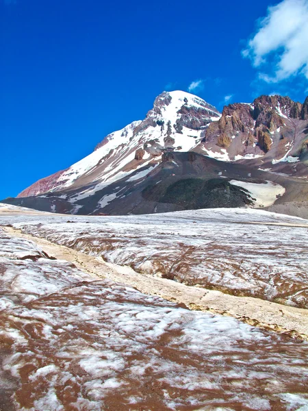 Met het oog op kasbek, de heilige berg in de Kaukasus — Stockfoto