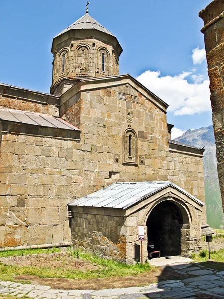 Kościół zminda sameba w okolicy kasbek — Zdjęcie stockowe