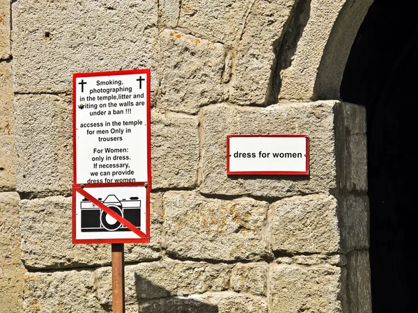 Kleiderordnung für Frauen in der Kirche zminda sameba in kasbek area — Stockfoto