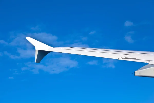 Wing of aircraft in blue sky — Stock Photo, Image