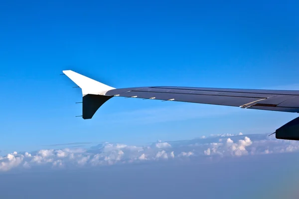 在蓝蓝的天空中的飞机的翼 — 图库照片