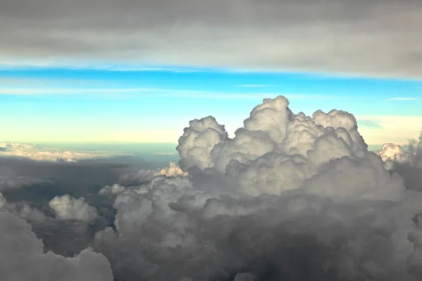 Donkere wolken in de lucht — Stockfoto