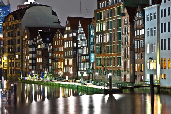 Antiguas casas adosadas en el canal de Hamburgo por la noche — Foto de Stock