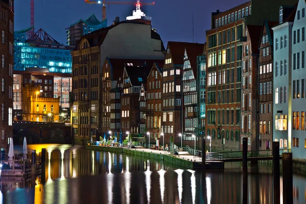 Vecchie case a schiera sul canale di Amburgo di notte — Foto Stock
