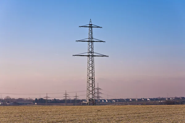 Πύργος με γραμμών ηλεκτρικής ισχύος το χειμώνα — Φωτογραφία Αρχείου