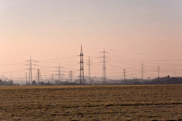 Torre com linhas elétricas no inverno — Fotografia de Stock