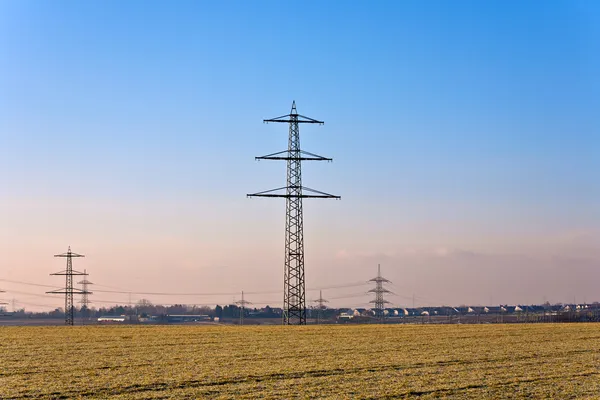 Věž s rozvody elektrické energie v zimě — Stock fotografie