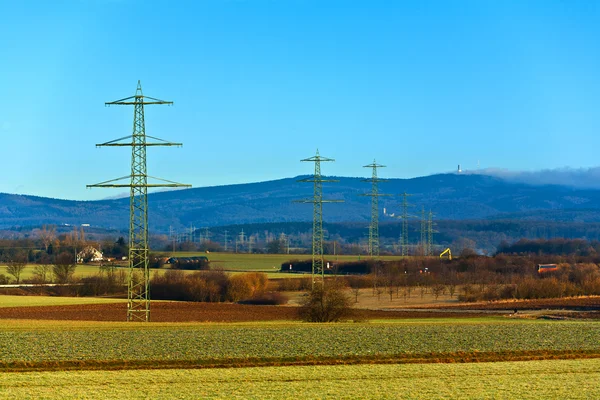 Turm mit Stromleitungen im Winter — Stockfoto