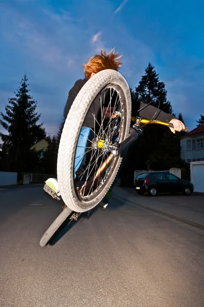 Chłopiec z dirtbike będzie transportowany drogą powietrzną — Zdjęcie stockowe
