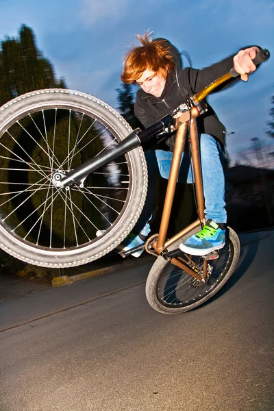 Chico con dirtbike va en el aire — Foto de Stock