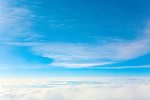 Niebo z chmur z samolotem — Zdjęcie stockowe