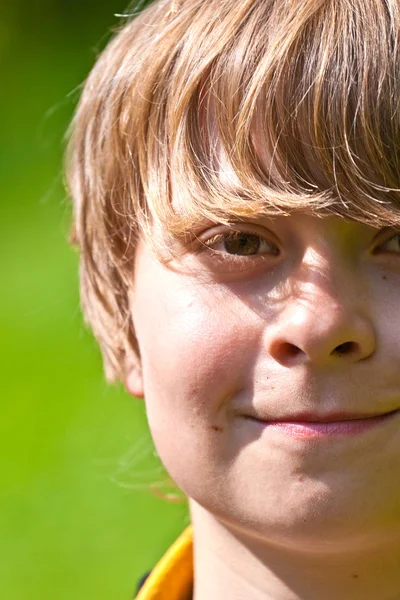 Portret van schattige lachende jongen in de natuur — Stockfoto