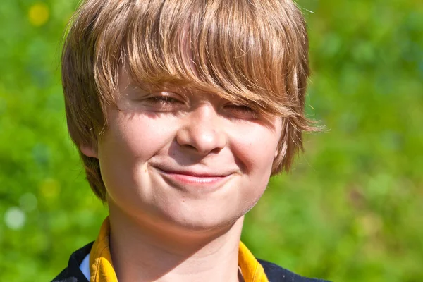Portrét roztomilý usměvavý chlapec v přírodě — Stock fotografie