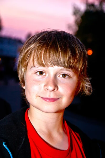 Portret van jongen door de nacht in de stad — Stockfoto