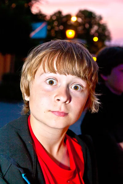 Portrét chlapce v noci ve městě — Stock fotografie