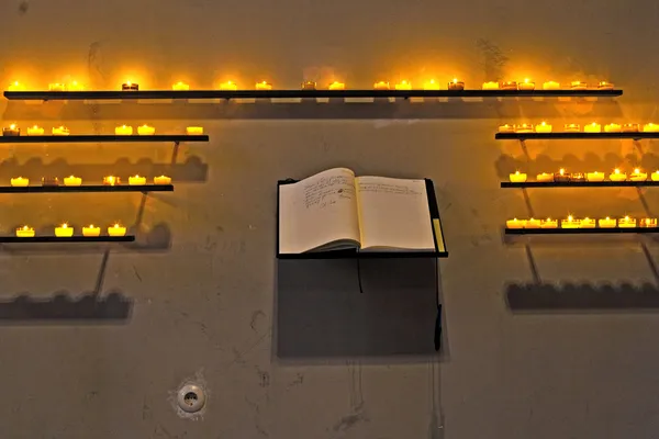 Wensen worden afgeschreven in het boek in de kapel — Stockfoto